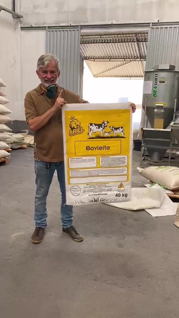 Leonardo Moura segurando o primeiro saco de Ariel BovLeite produzido